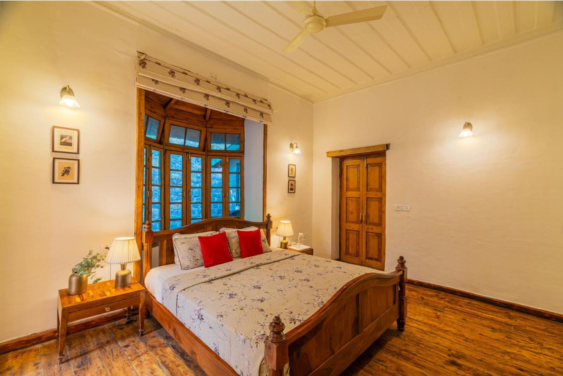 Stayvista At Paris Villa With Pvt Pool & Valley View Kasauli Exterior foto
